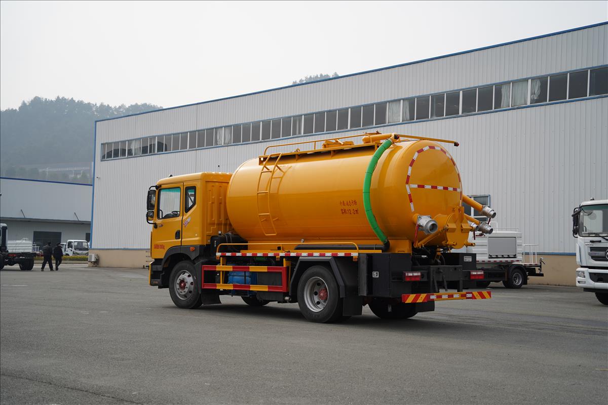 18T吸污车