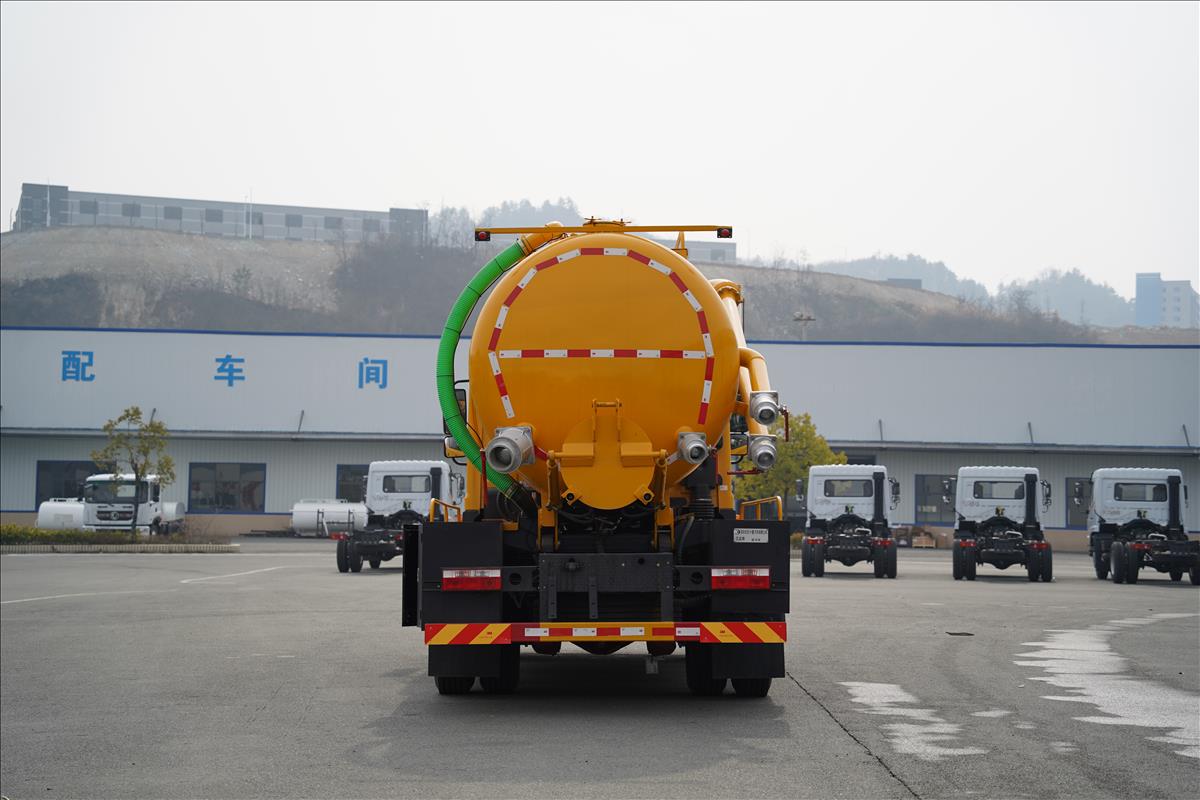 18T吸污车
