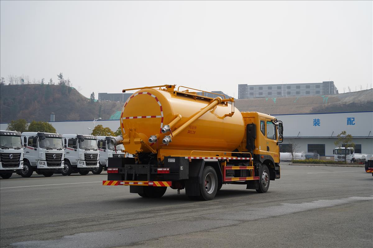 18T吸污车